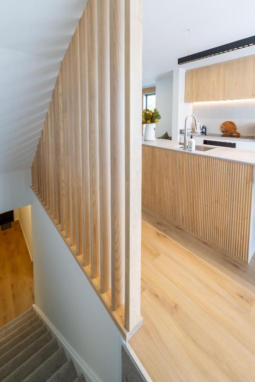 Spacious 3-Bedroom City Retreat with Garage - Resim 45