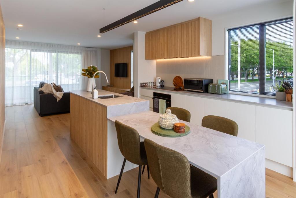 Spacious 3-Bedroom City Retreat with Garage - Resim 12