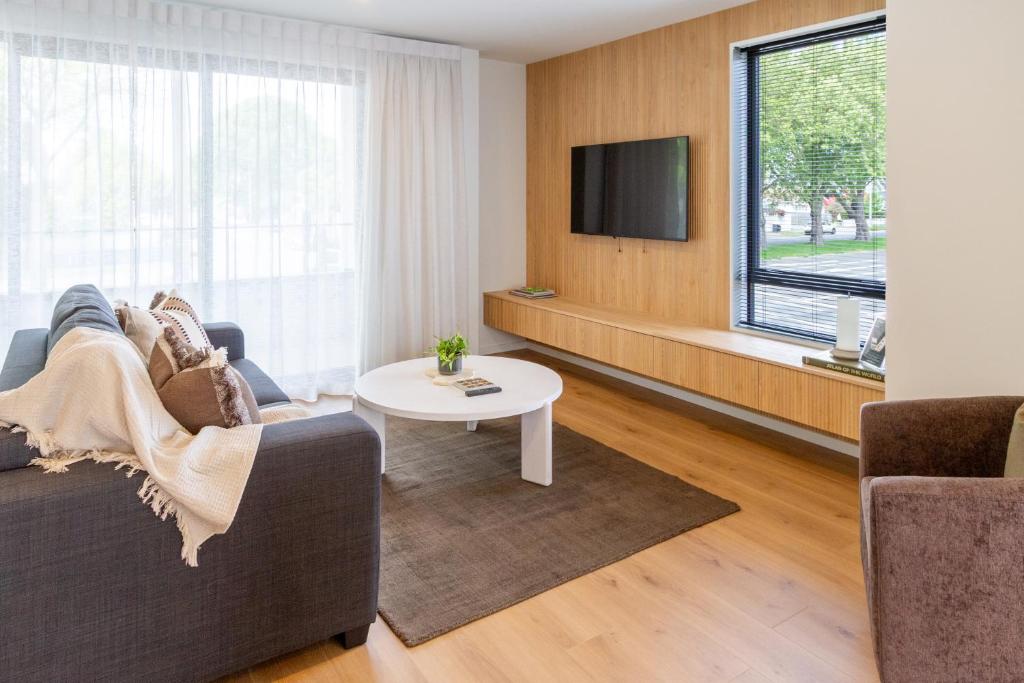 Spacious 3-Bedroom City Retreat with Garage - Resim 11