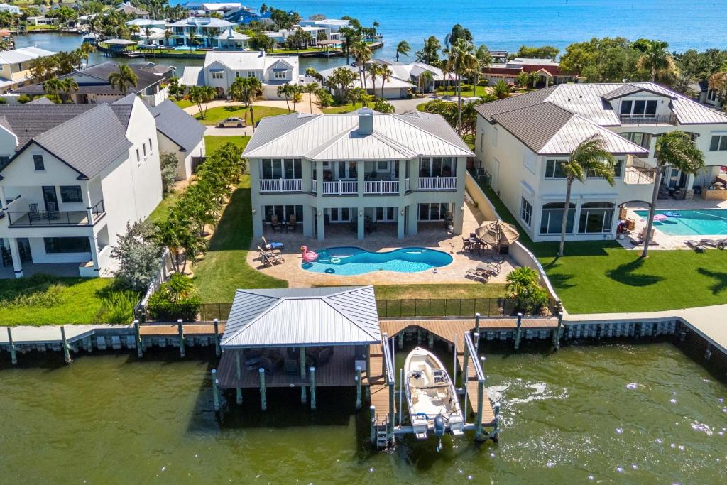 una vista aérea de una casa sobre el agua en 9 Willow Green Dr, en Cocoa Beach