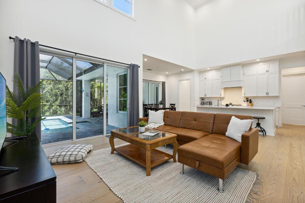 una sala de estar con un sofá y una mesa en 132 Ocean Estates Dr, en Lakewood Park