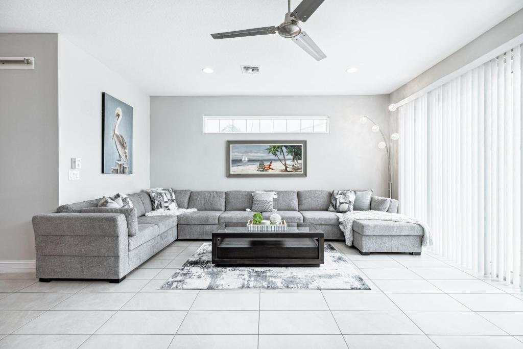 Una sala de estar con un sofá y una mesa de café. en 148 Mediterranean Way, en Indian Harbour Beach