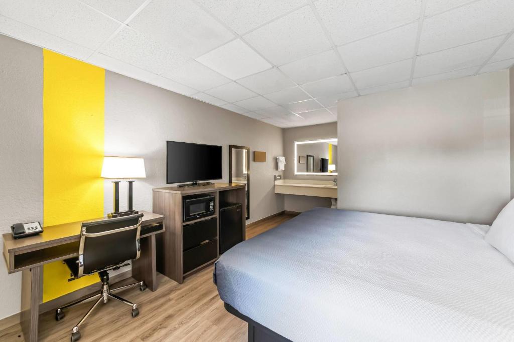 Super 8 by Wyndham Fredericksburg - Habitación Con Cama Extragrande - No Fumadores