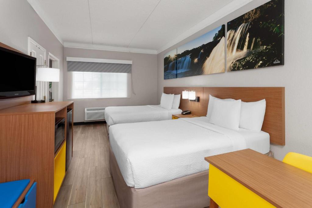 Days Inn & Suites by Wyndham Arlington Heights - Deluxe Double Room - Disability Access/Non-Smoking