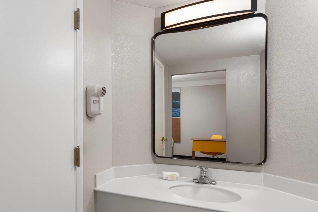 Days Inn & Suites by Wyndham Arlington Heights - Double Room With Two Double Beds - Non-Smoking