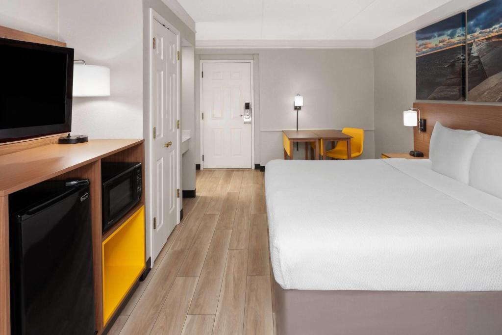 Days Inn & Suites by Wyndham Arlington Heights - Deluxe King Room - Non-Smoking