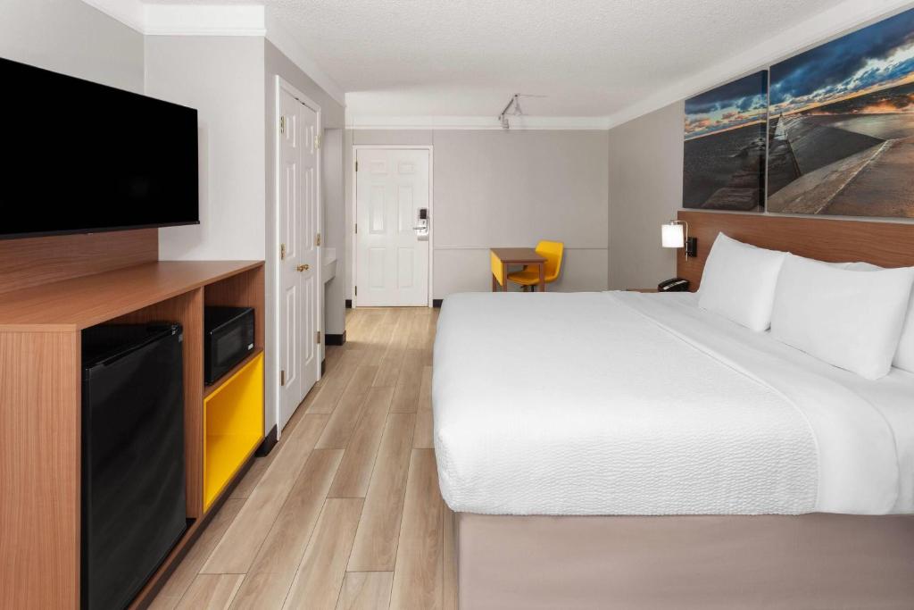 Days Inn & Suites by Wyndham Arlington Heights - King Room - Non-Smoking