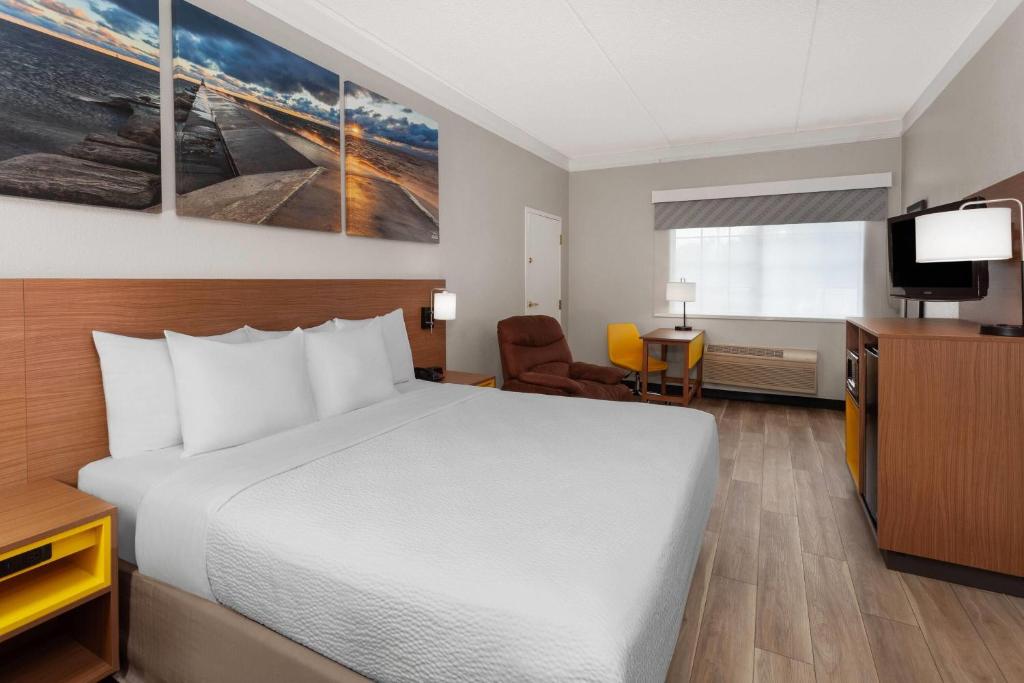 Days Inn & Suites by Wyndham Arlington Heights - King Room - Disability Access/Non-Smoking