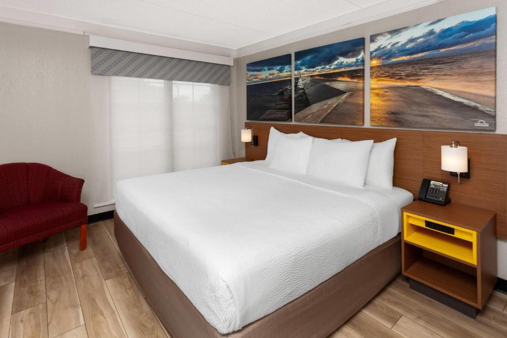 Days Inn & Suites by Wyndham Arlington Heights - King Suite - Non-Smoking
