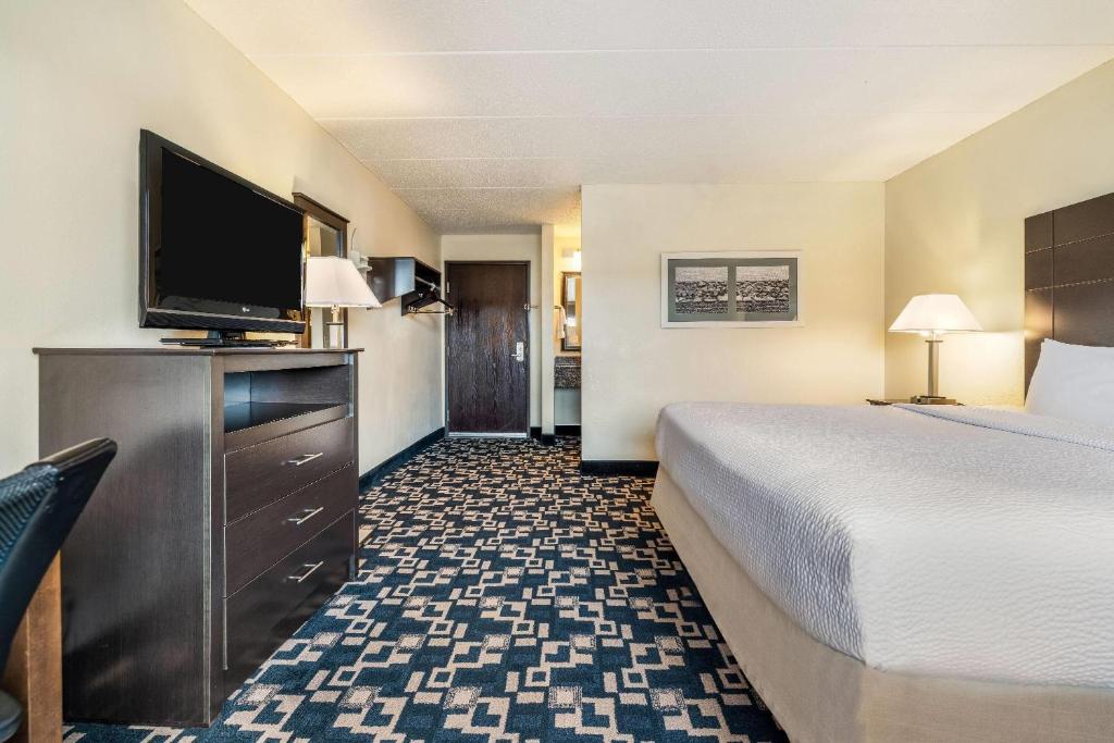 Baymont by Wyndham Bloomington MSP Airport - King Room - Non-Smoking