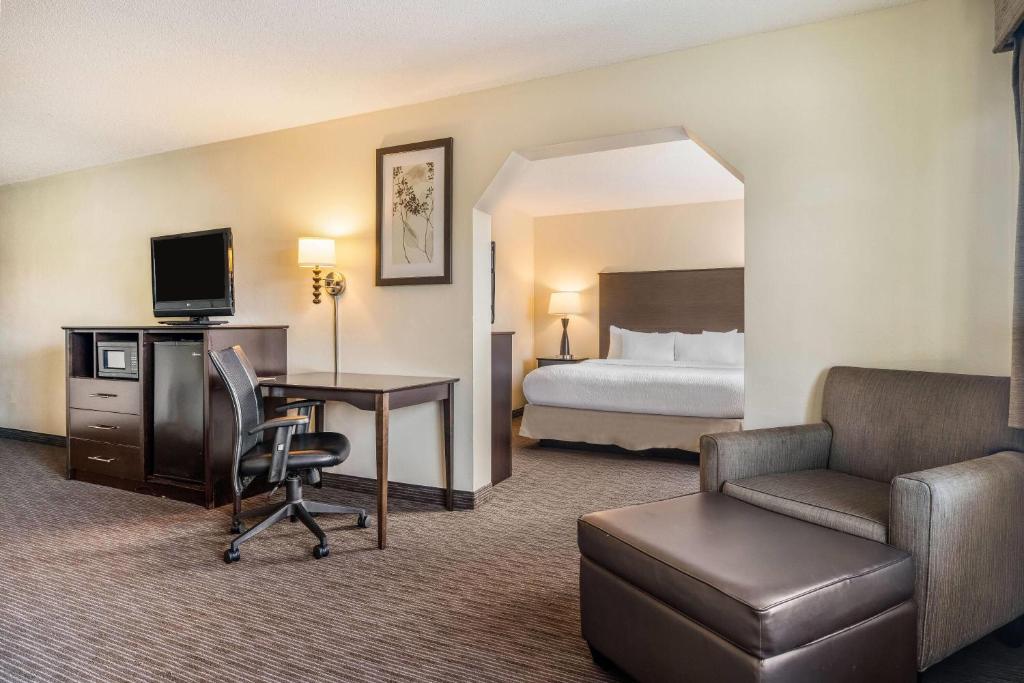 Baymont by Wyndham Bloomington MSP Airport - One-Bedroom King Suite - Non-Smoking