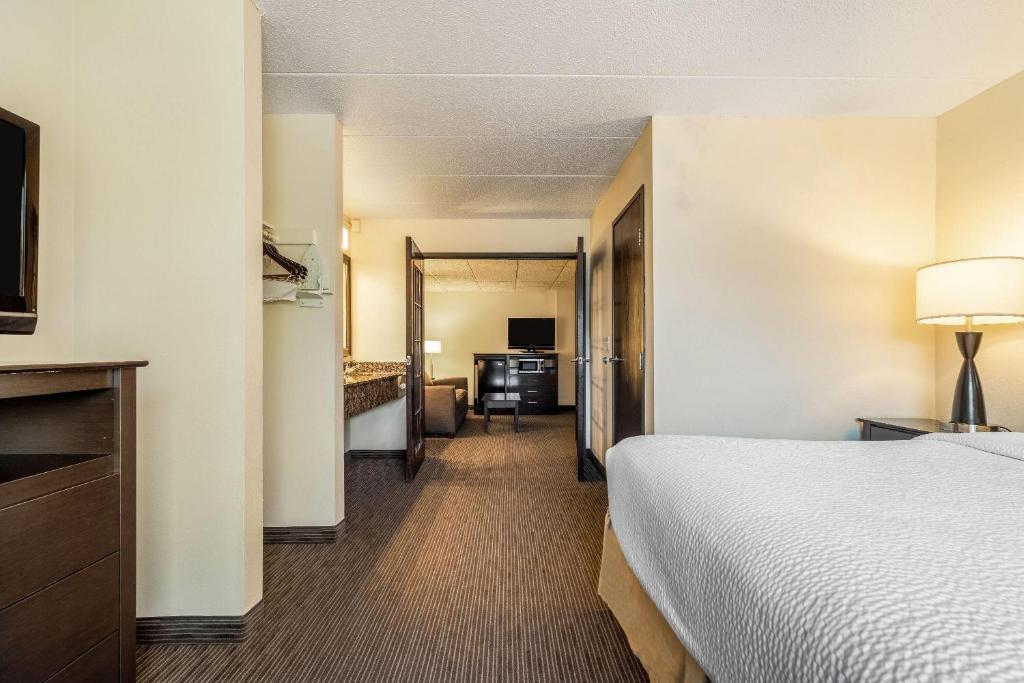 Baymont by Wyndham Bloomington MSP Airport - One-Bedroom King Suite - Non-Smoking