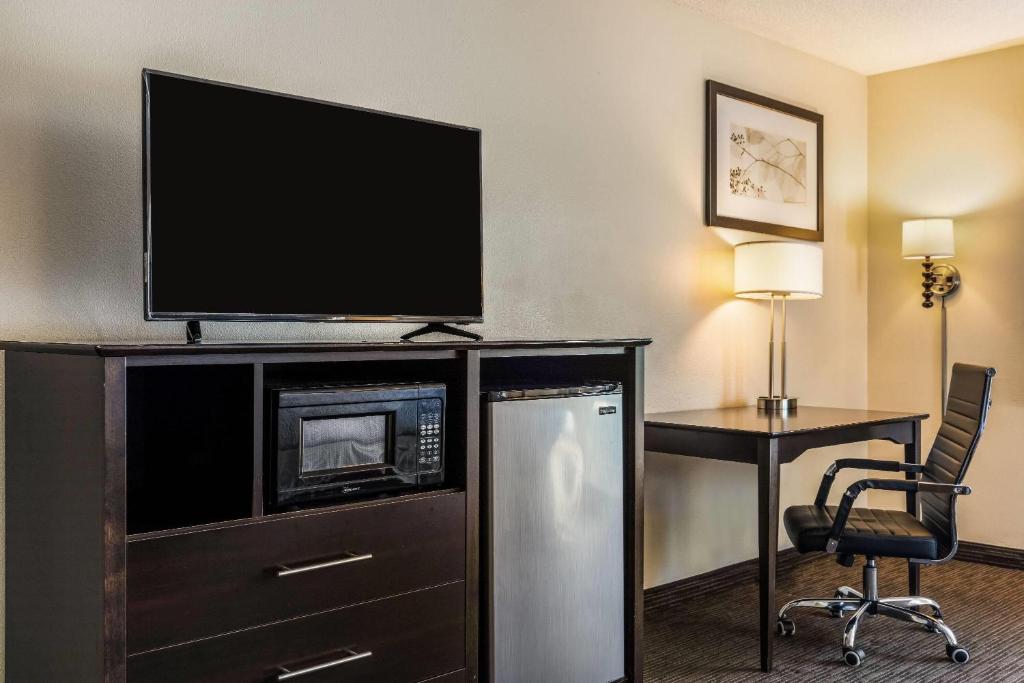 Baymont by Wyndham Bloomington MSP Airport - Deluxe King Studio Suite - Non-Smoking