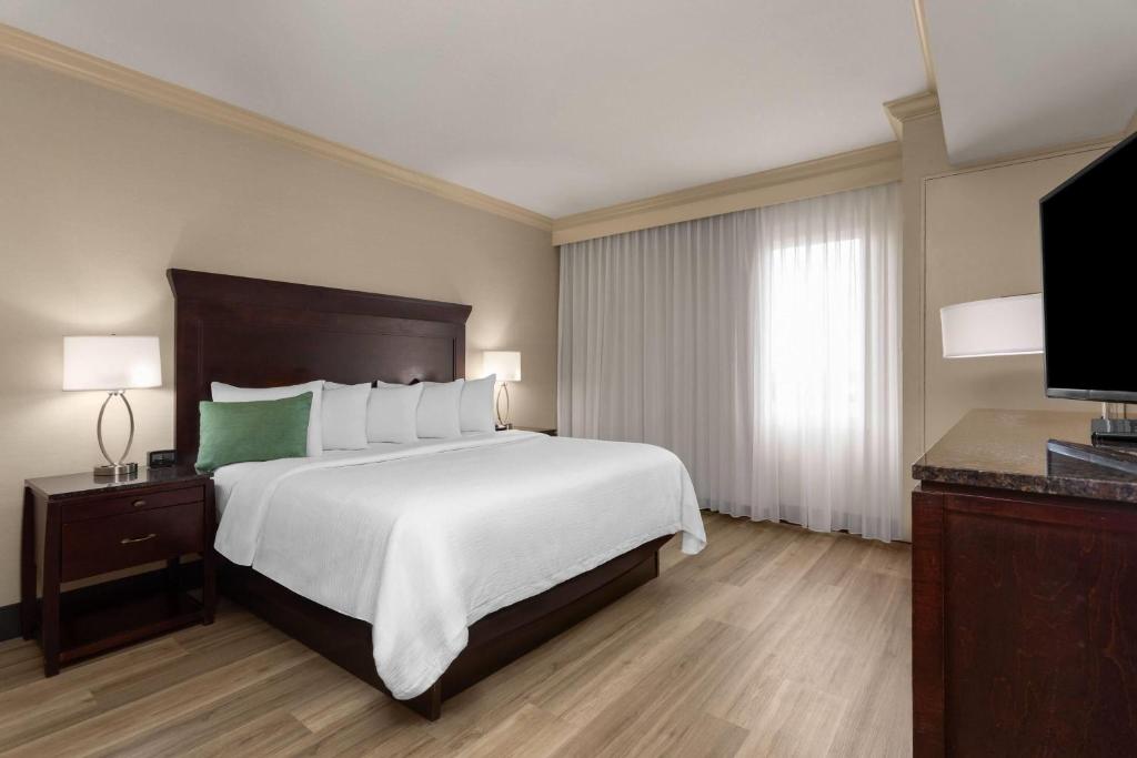 Hawthorn Extended Stay by Wyndham West Palm Beach - 