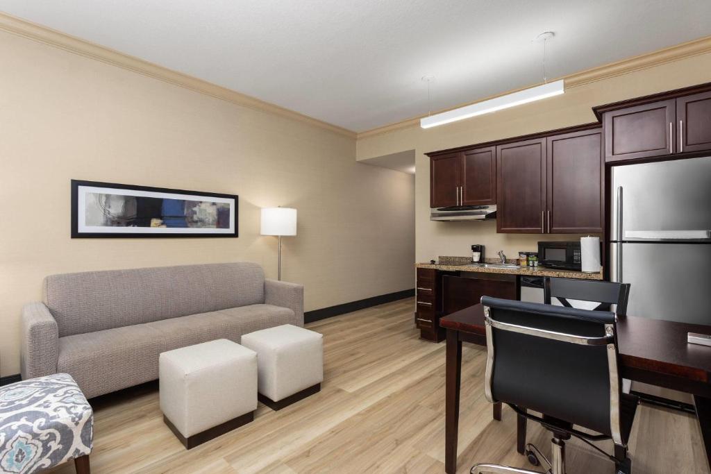 Hawthorn Extended Stay by Wyndham West Palm Beach Airport photo
