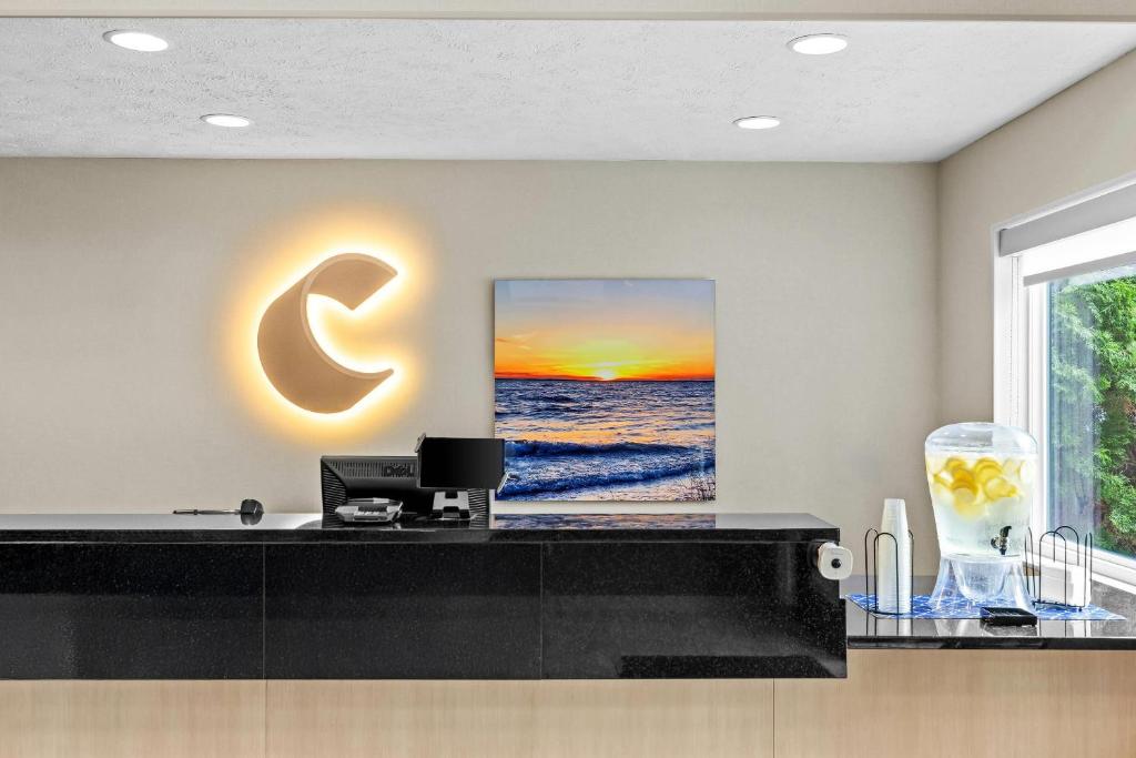 トラバースシティにあるComfort Inn Traverse Cityの壁に海の絵が飾られたキッチン