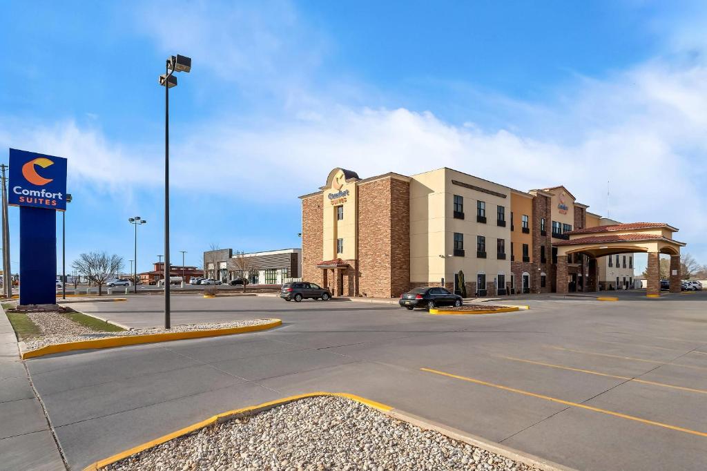 un estacionamiento frente a un edificio en Comfort Suites Roswell North, en Roswell
