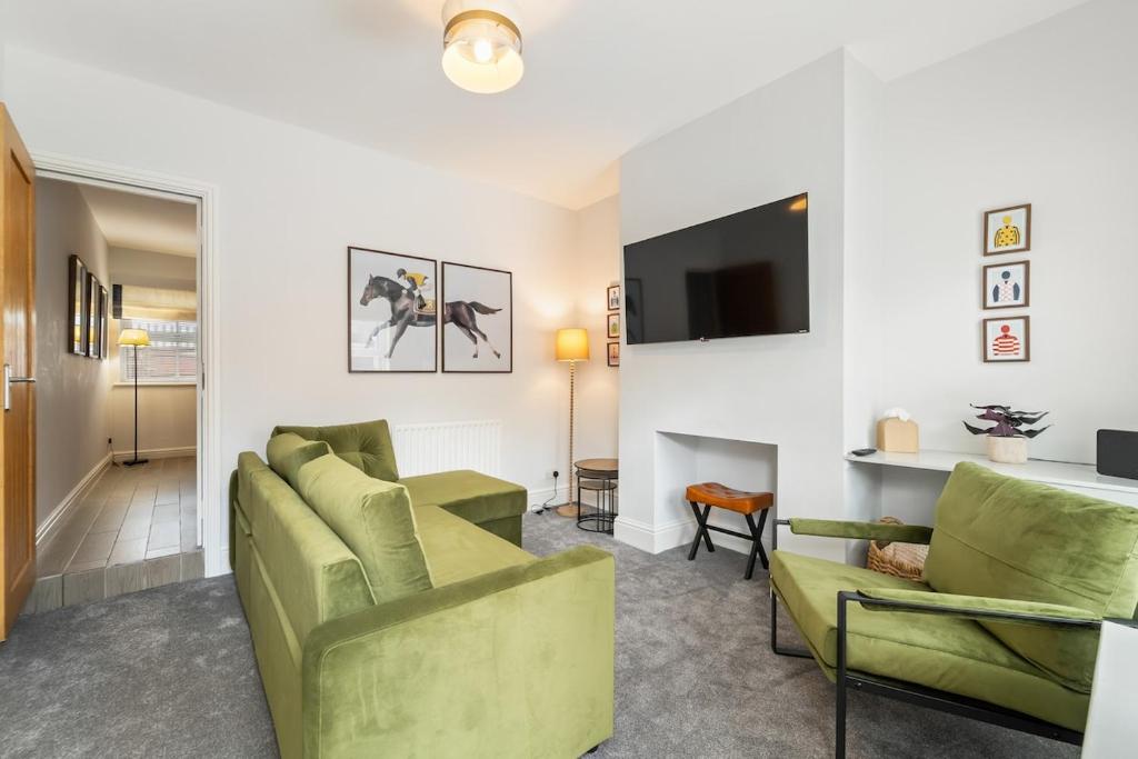 TV a/nebo společenská místnost v ubytování Stables End House