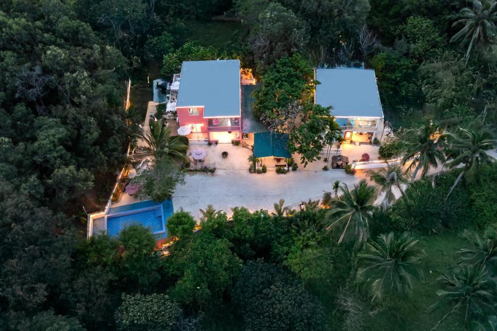 an aerial view of a house with a yard at Haishu Yuntian 