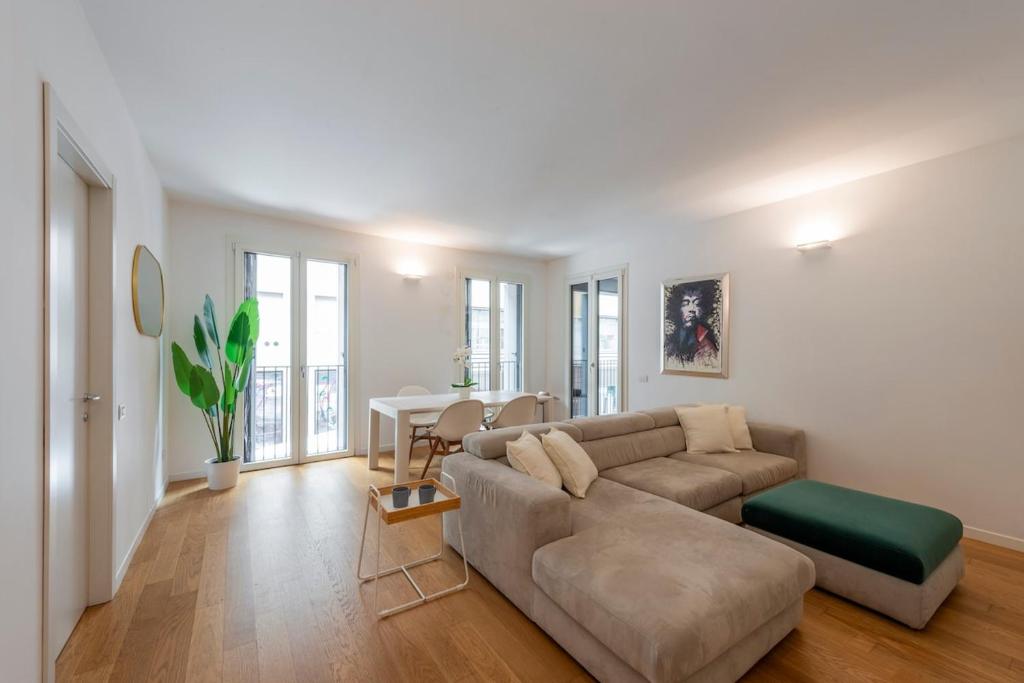 B Home - Elegant Apt with Terrace & Gym