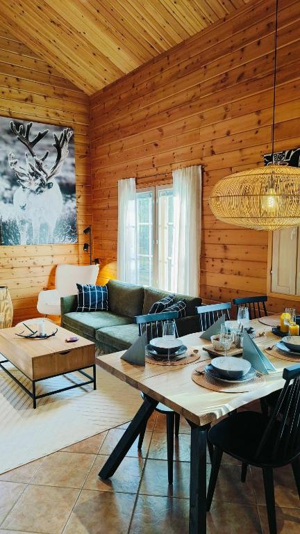 a living room with a couch and a table at Parimökki Kaarni - 1km Ylläksen rinteisiin in Ylläsjärvi