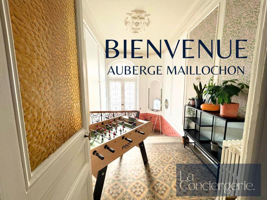 Una sala de cata de vinos con una mesa con botellas de vino. en L'Auberge Maillochon- Poitiers Gare - Appart'Hôtel - 3 Chambres, en Poitiers