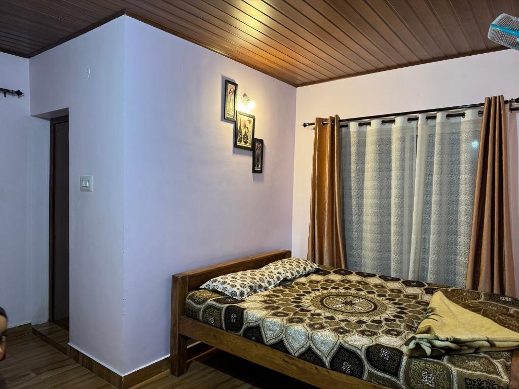 een slaapkamer met een bed en een douche bij River stream Nest homestay in Madikeri