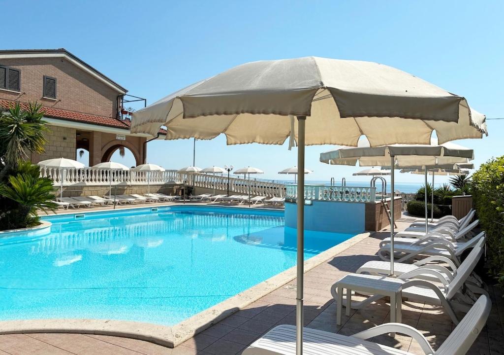 Bazén v ubytování Holihome Vascello B21 nebo v jeho okolí