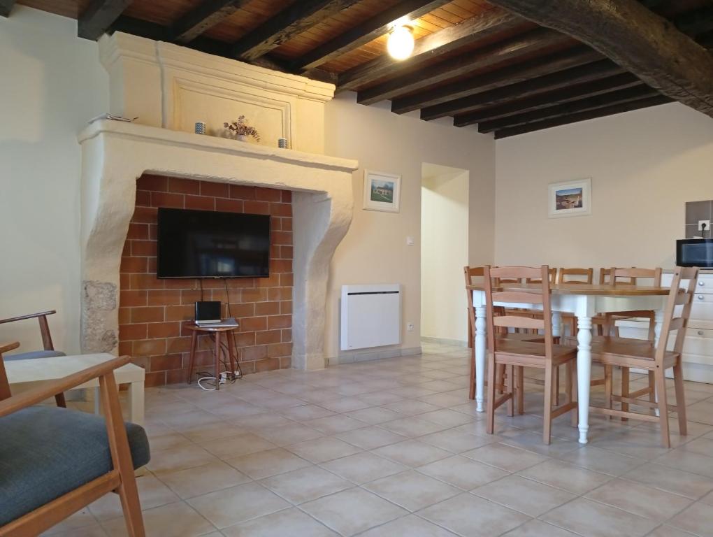 Μια τηλεόραση ή/και κέντρο ψυχαγωγίας στο Chambre dans un gîte de Château de l'Estang