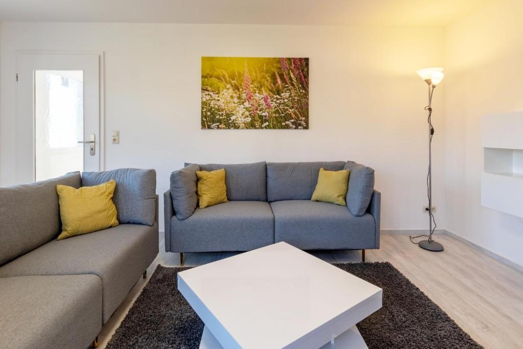 Una sala de estar con dos sofás y una mesa. en StrandLiebe am Strandbad, en Malchow