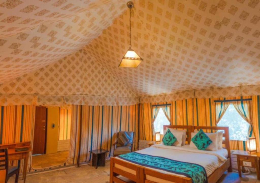 Postel nebo postele na pokoji v ubytování desert sweet resort Jaisalmer