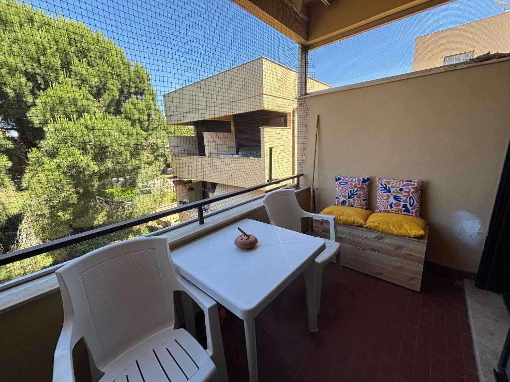einen Balkon mit einem Tisch, Stühlen und einem Sofa in der Unterkunft La Casetta Azzurra in Nunziatella