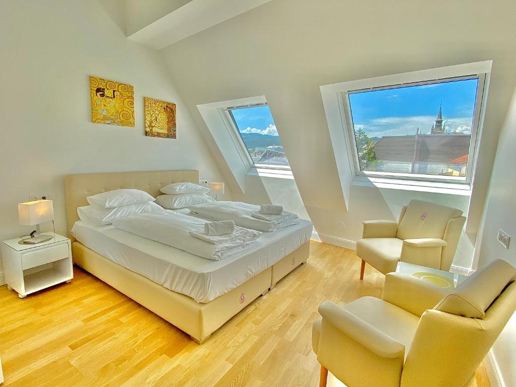 Un pat sau paturi într-o cameră la Steiner Residences Mödling