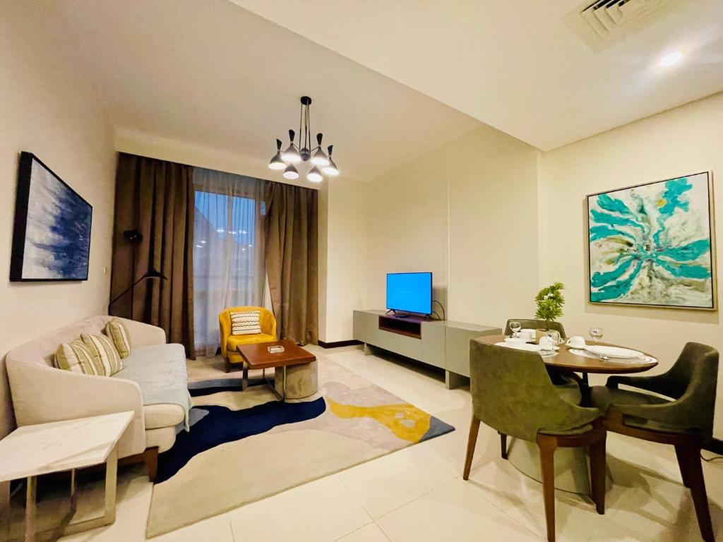 ein Wohnzimmer mit Couch und Tisch in der Unterkunft Modern comfort in a compact spacious studio one or two bedroom retreats in Manama