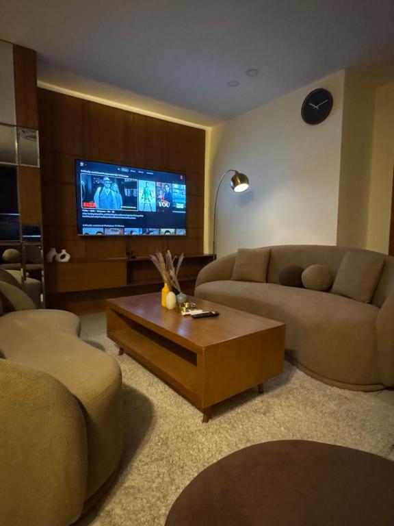 TV a/nebo společenská místnost v ubytování Skyluxe Designer Suites with rooftop Pool, Gym, Sauna & Self Check In