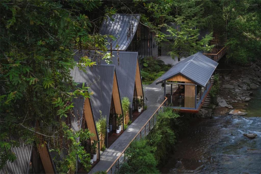 una vista aérea de una casa junto a un río en VERDANT HAVEN, en Jiezi Ancient Town