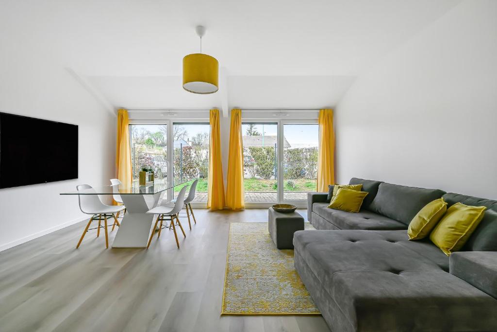 Χώρος καθιστικού στο L Apparté Beau 2 chb moderne avec jardin privé parking proche centre Évreux