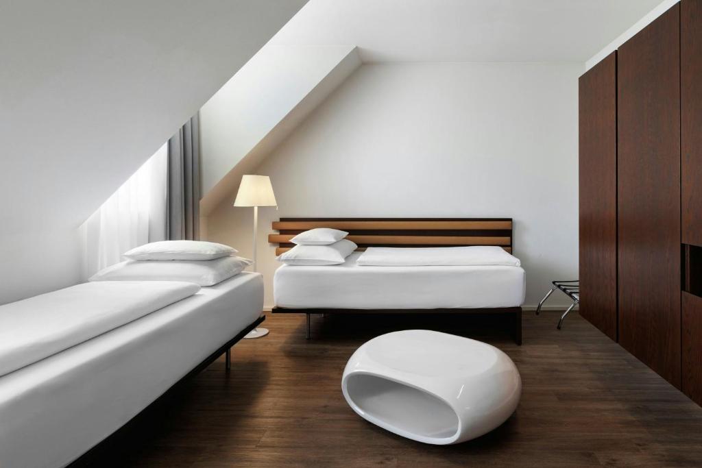 Four Points Flex by Sheraton Vienna Hauptbahnhof - Family Room With Two Twin Beds And Courtyard View