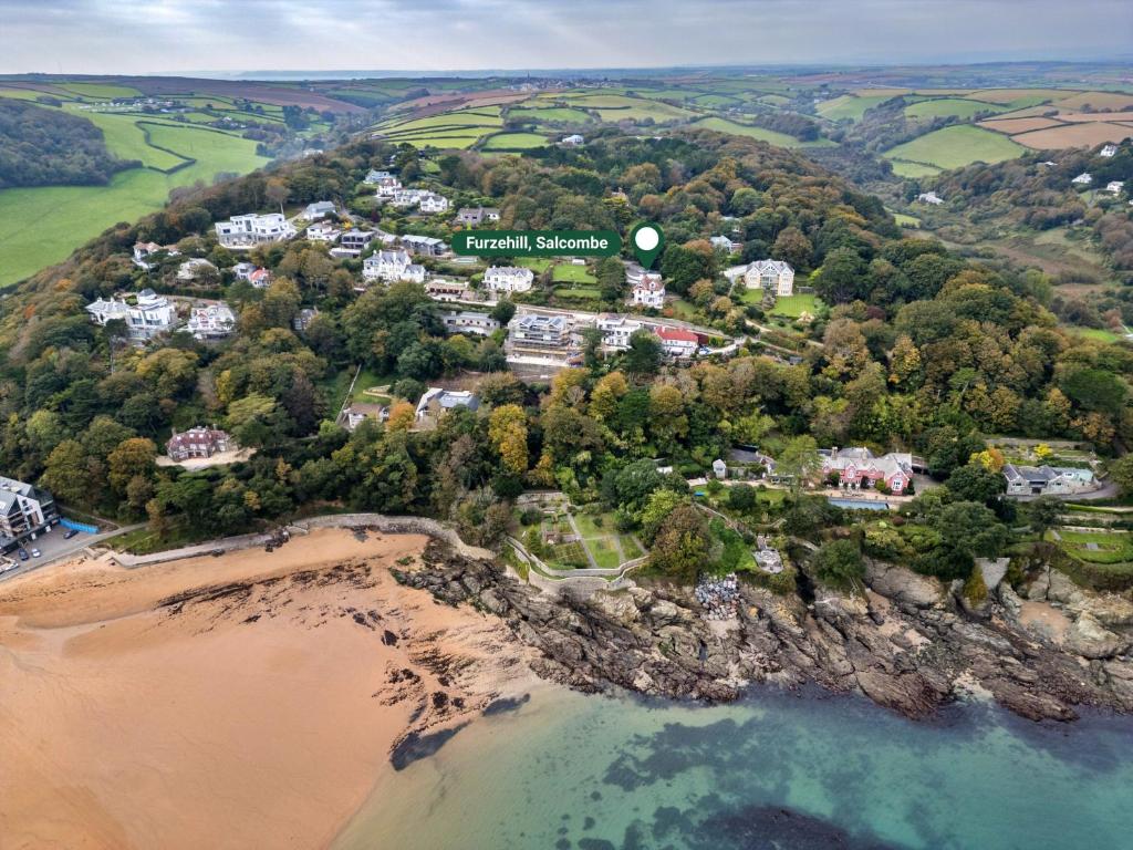 ソルカムにあるFinest Retreats - Furzehillのビーチにあるリゾートの航空写真