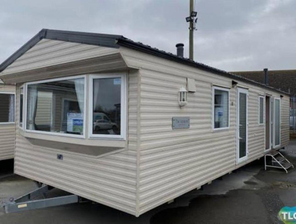 Un remolque blanco estacionado en un estacionamiento en Cosy 8 Berth Caravan At Southview Park In Skegness Ref 33024E, en Winthorpe