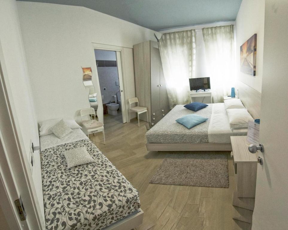 Habitación pequeña con 2 camas y baño. en La Sfinge BeB, en San Salvo