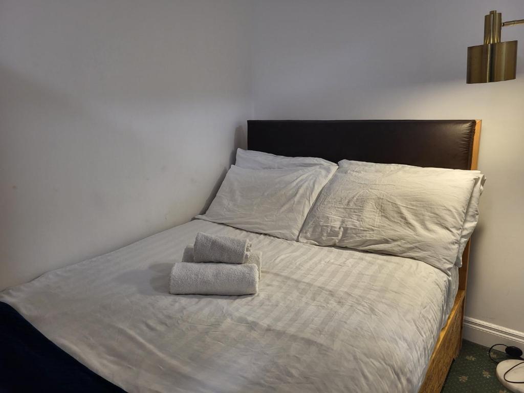 un lit avec deux oreillers dessus dans l'établissement 1Bed-ContactlessCheckIn-OutdoorSpace, à Cork