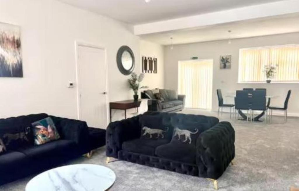 Posezení v ubytování Syster Properties Leicester LE3 Stay with Free Parking Peaceful Area at Sangha walk