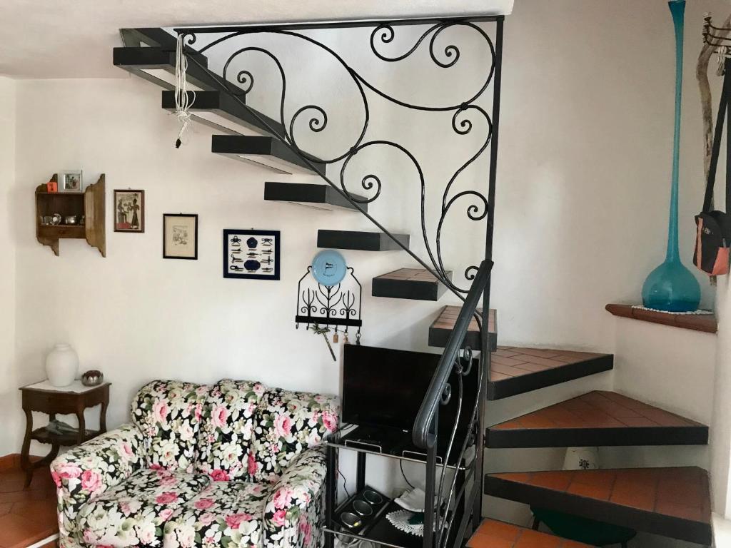 a living room with a spiral staircase with a couch at Grazioso appartamento con ingresso indipendente - S178 in Sirolo