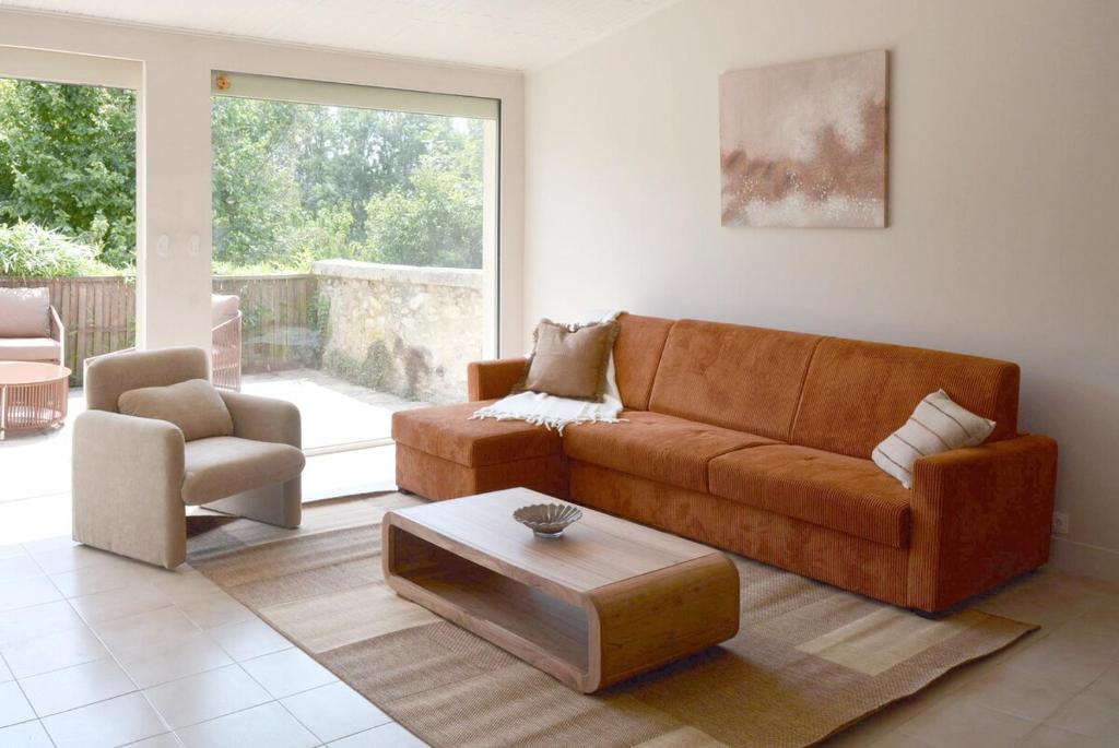 a living room with a couch and a coffee table at Docatange in Boisgasson