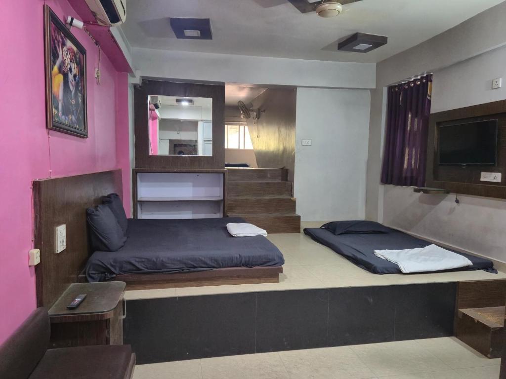 Ένα ή περισσότερα κρεβάτια σε δωμάτιο στο BTQ yogeshwar dham