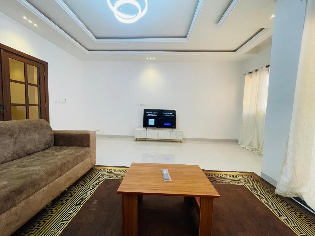 a living room with a couch and a table at Villa Serenite in Dakar