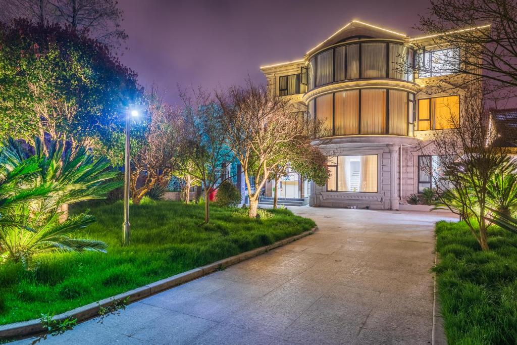 a house with a street light in front of it at Shanghai Yipin Yijing B&B - Disney 上海一品艺景民宿-迪士尼店-近浦东国际机场 in Shanghai