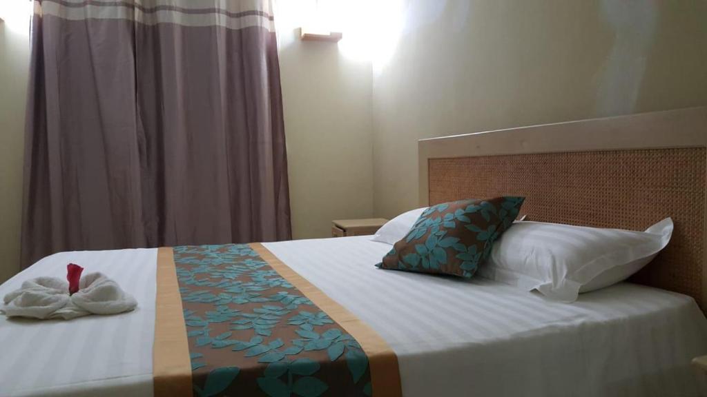 een hotelkamer met een bed met handdoeken erop bij Villa Koki Bonheur Rodrigues in Saint Francois