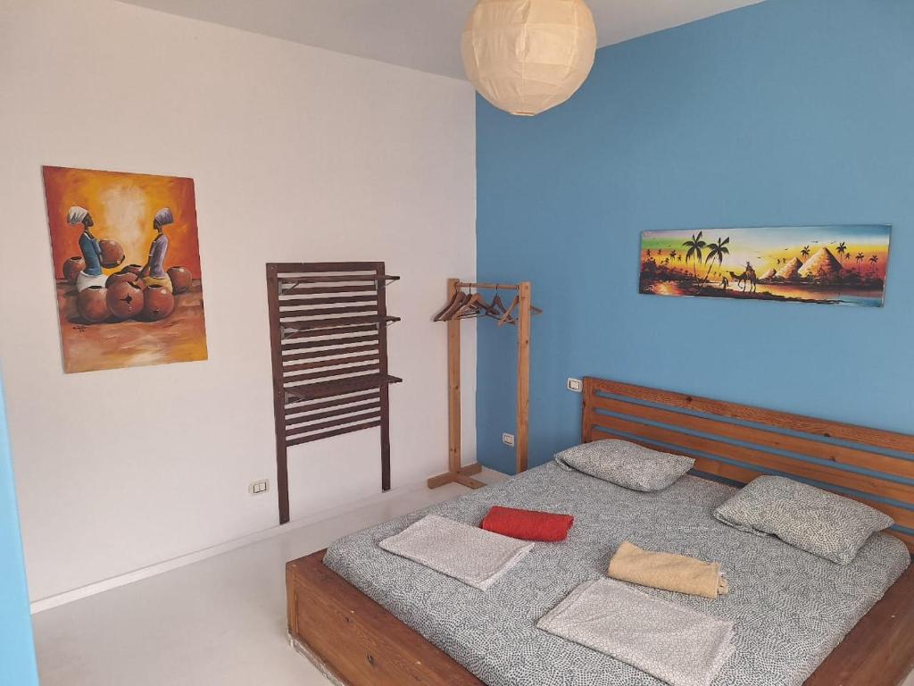 una camera da letto con un letto e un quadro sul muro di Holiday House Praia de Chaves, Boa Vista, Cape Verde, FREE WI-FI a Cabeçadas